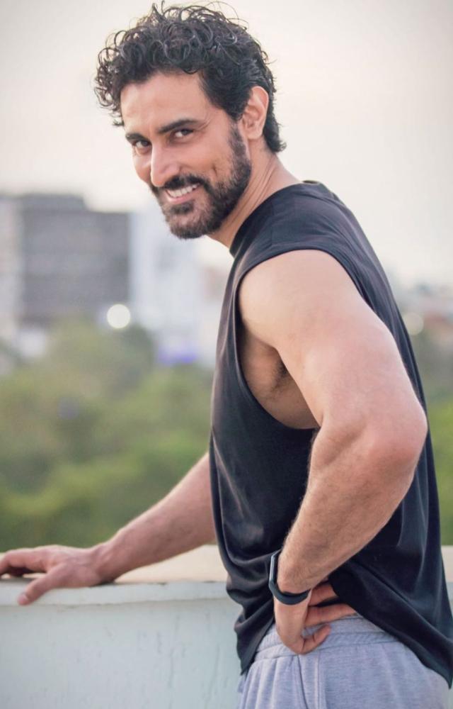 In this loose T-shirt, Kunal Kapoor effortlessly steals the spotlight in this close-up picture